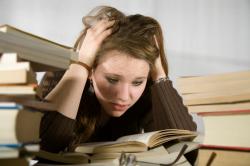 بررسی رابطه بین اضطراب امتحان و عملكرد تحصیلی در دانش‌آموزان و دانشجویان